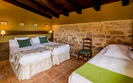 Twin bedded room with extra bed